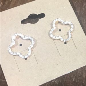 Clover outline studs